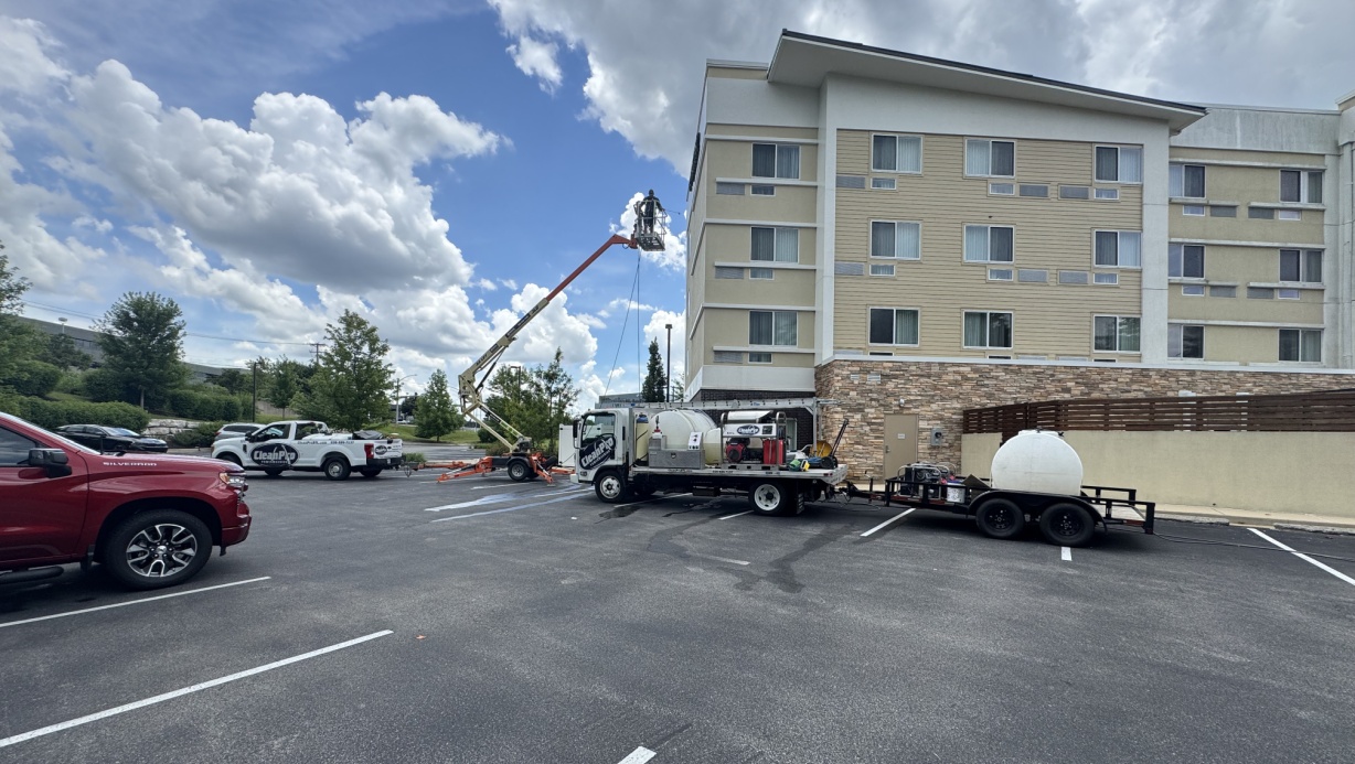 Professional hotel exterior cleaning services for multi-story buildings in Washington Park, IL